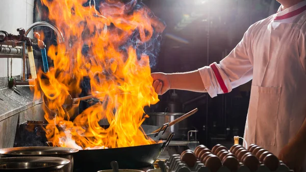 열심히 요리 화재 — 스톡 사진