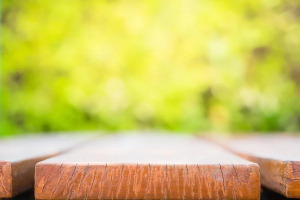 Zöld háttérrel, fa asztal — Stock Fotó