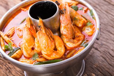 Baharatlı karides çorbası