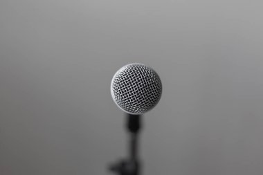 Gri arka plan ile mikrofon