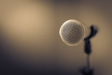 Gri arka plan ile mikrofon