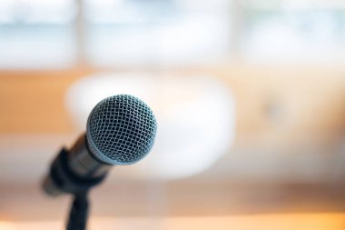 Gri arka plan ile mikrofon