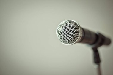 Gri arka plan ile mikrofon