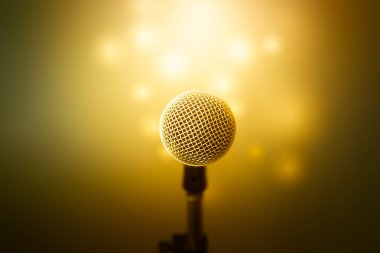 Altın arka plan ile mikrofon