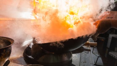 Şef wok sebze karıştırma