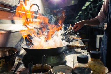 Şef wok sebze karıştırma