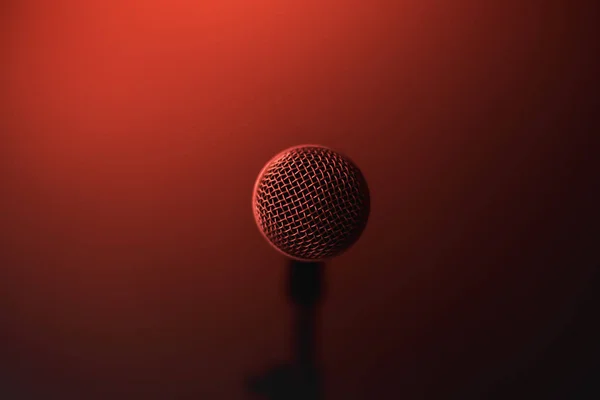 Mikrofon Med Röd Bakgrund — Stockfoto