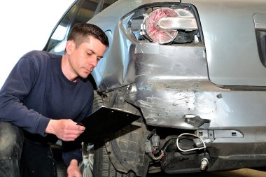 Mekanik teftiş yapan araba vücut Auto tamir dükkanı servis istasyonu