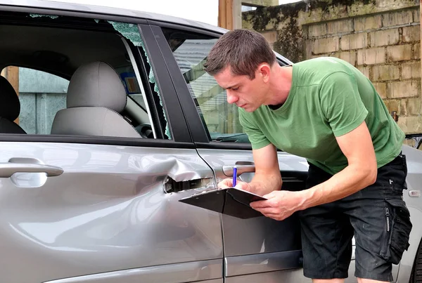 Car body mechanic checking out damage. — Stock Photo, Image