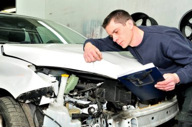 Auto mekanik teftiş yapan araba vücut hasarı tamir dükkanı Servisi 