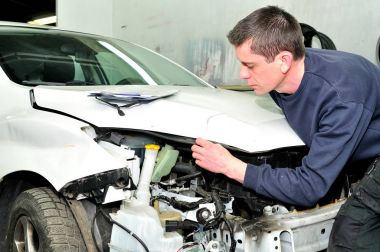 Auto mekanik teftiş yapan araba vücut hasarı tamir dükkanı Servisi 