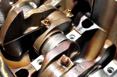 Seçici odak ile bir araba motor krank mili.