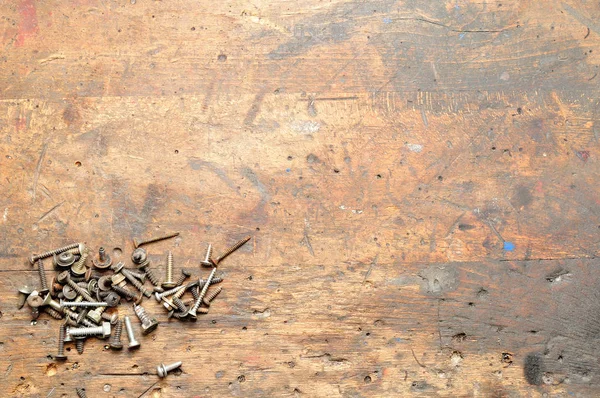 Stare używane brudne workbench śrubami do tła. — Zdjęcie stockowe