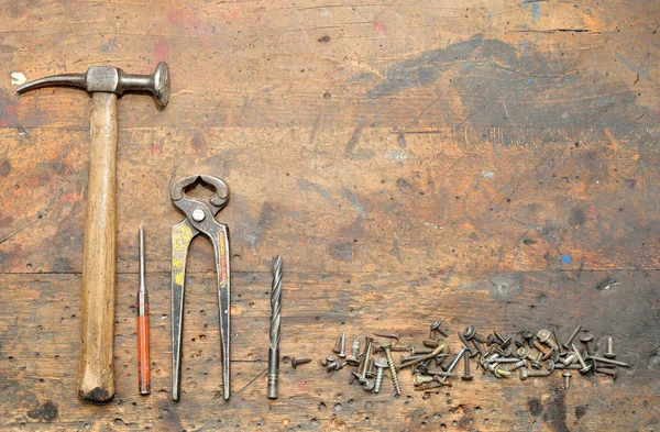 Gamla begagnade smutsigt arbetsbänk med verktyg för bakgrund. Royaltyfria Stockbilder