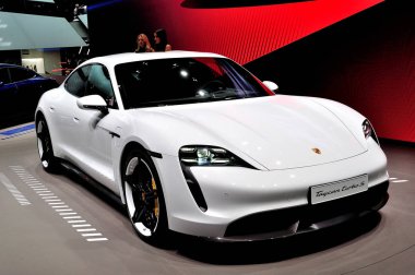 Porsche taycan turbo S - elektrikli araba.
