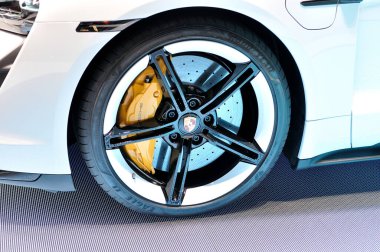 Porsche taycan turbo S - elektrikli araba, tekerlek detayı.