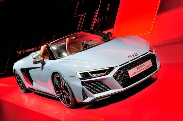 Audi R8 V10 performance quattro на красной сцене — стоковое фото