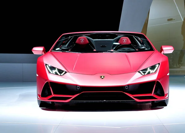 Lamborghini Huricane EVO Spider - superdeportivo rojo en el escenario . —  Fotos de Stock