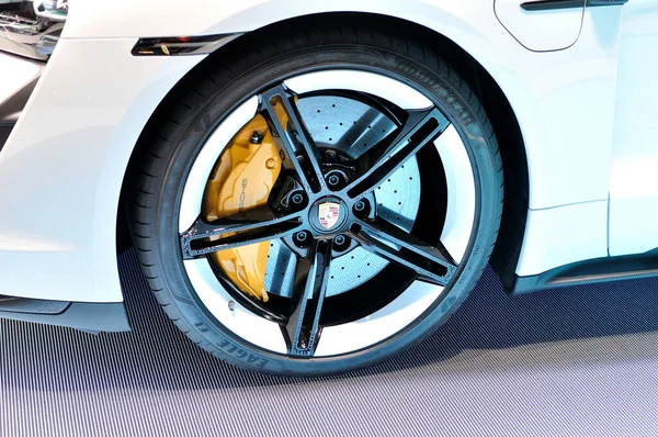 Porsche taycan turbo S - electric car, wheel detail. — Stock Photo, Image