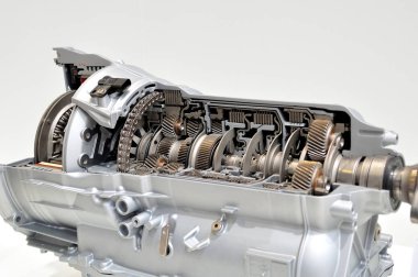 8 vites takılı Hibrit şanzıman. Seçici odaklı, izole edilmiş..