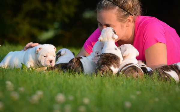 Frau spielt mit Welpen — Stockfoto