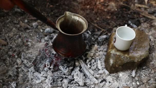 Proceso tradicional hervir el café turco sobre carbones — Vídeo de stock