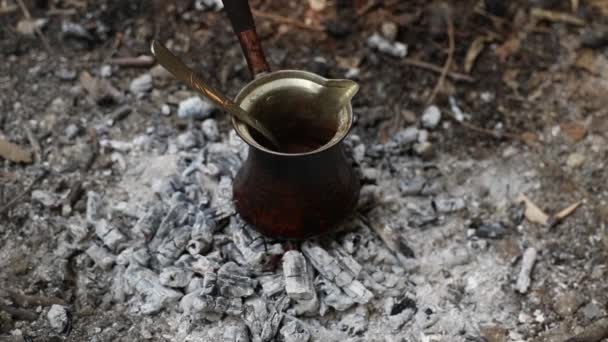 캠핑에서 터키 커피를 만드는 모습 — 비디오