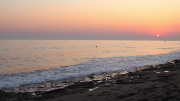 Caminar en la playa con puesta de sol — Vídeos de Stock