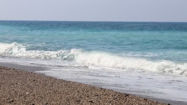 Mořské vlny v Antalya Beach, Středozemní moře — Stock video