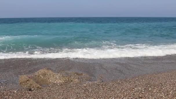 Mořské vlny v Antalya Beach, Středozemní moře — Stock video