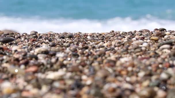 De zee spoelt het zand weg — Stockvideo
