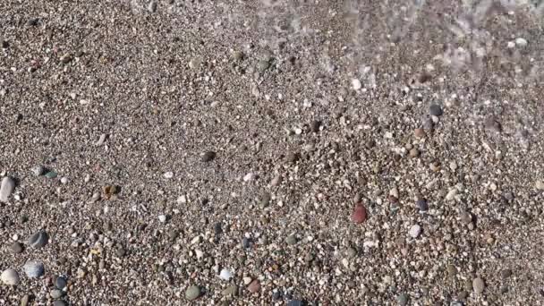 Морські хвилі на пляжному піску — стокове відео