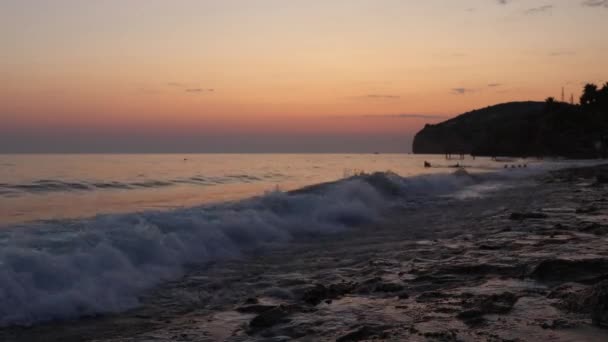 Περπάτημα ηλιοβασίλεμα παραλία — Αρχείο Βίντεο