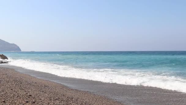 Onde del Mare Spiaggia di Antalya, Mediterraneo, Turchia — Video Stock