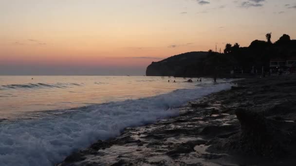 Περπάτημα ηλιοβασίλεμα παραλία — Αρχείο Βίντεο