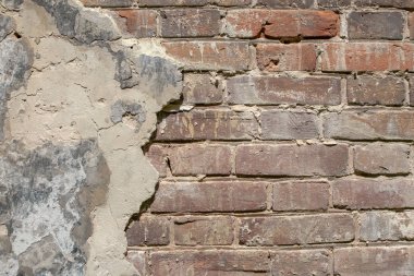 Parçalanmış alçılı eski tuğla işi.