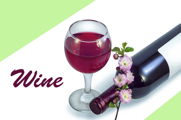 Kırmızı Şarap Beyaz Arka Planda Bahar Çiçeği Olan Bir Şişe — Stok fotoğraf