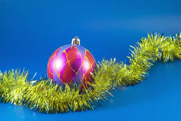 Decorações Árvore Natal Fundo Azul — Fotografia de Stock