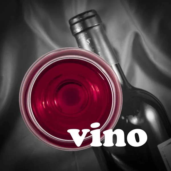 Szklanka Czerwonego Wina Kolorze Przed Czarno Białym Obrazem Tekstem Wina — Zdjęcie stockowe