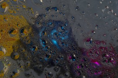 Çaktırmadan soyut arkaplan. Sıvı maddelerin makrosu. Biyoloji, fizik veya kimya. Evren, evren. Su kabarcıkları.