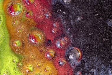 Su damlalarından ve pudralanmış maddelerden soyutlama