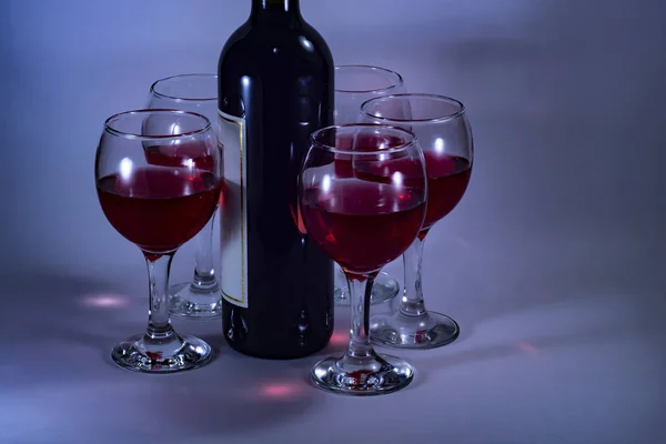 Botella Copas Vino Tinto Ambiente Romántico Por Noche —  Fotos de Stock