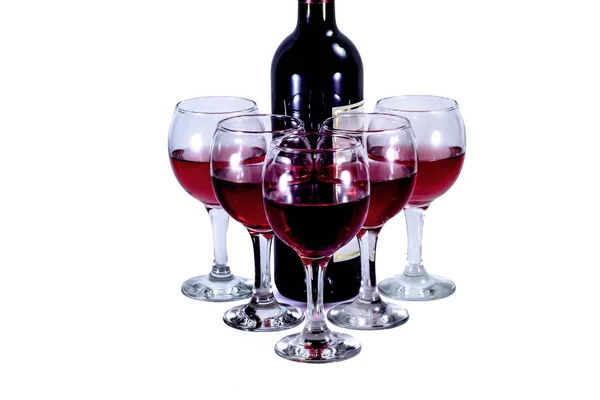 Beyaz Arka Planda Kırmızı Şarap Şişesi Bardaklar — Stok fotoğraf