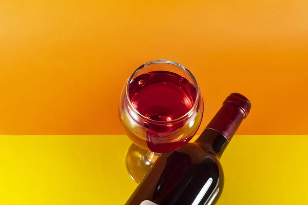 Copa Botella Vino Tinto Sobre Fondo Amarillo Naranja —  Fotos de Stock