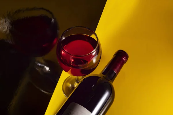 Γυαλί Και Μπουκάλι Κόκκινο Κρασί Κίτρινο Αντανακλάσεις Φόντο — Φωτογραφία Αρχείου