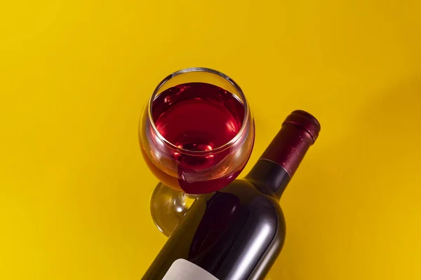 Copa Botella Vino Tinto Sobre Fondo Amarillo —  Fotos de Stock