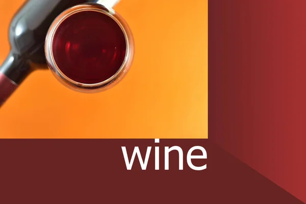 Flasche Und Glas Rotwein Auf Orangefarbenem Hintergrund Und Die Aufschrift — Stockfoto