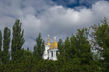 Mavi gökyüzüne karşı Hıristiyan katedrali