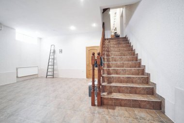 Ahşap mobilyalı, güzel pencereli, şömineli ve kütüphaneli lüks bir ev.