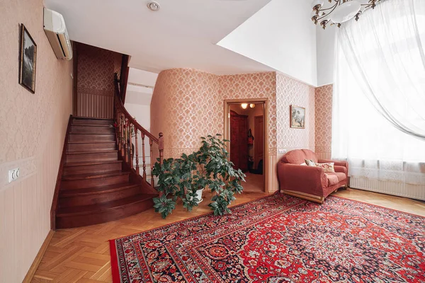 Luxuriöses Haus Mit Holzmöbeln Schönen Fenstern Kamin Und Bibliothek — Stockfoto